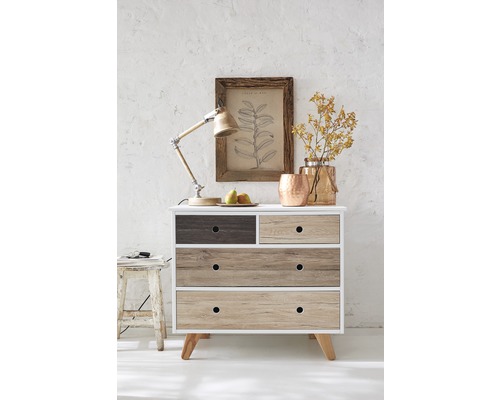 Commode avec tiroirs en bois et lampe sur le dessus