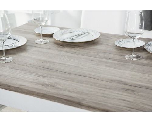 Table avec vaisselle et verres