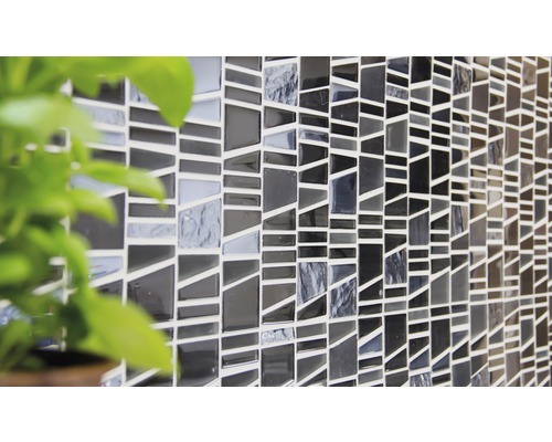 Detailaufnahme einer Mosaikfliese mit geometrischen Formen