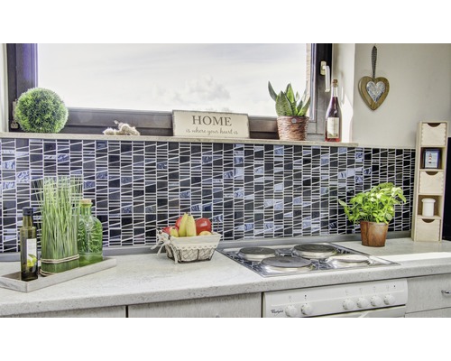 Küchenszene mit Mosaikfliesen, Dekoration und Kochfeld