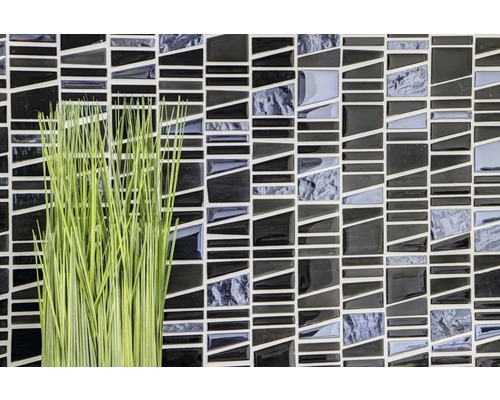 Mosaikfliesen in Schwarz und Grau mit einer grünen Dekoration.