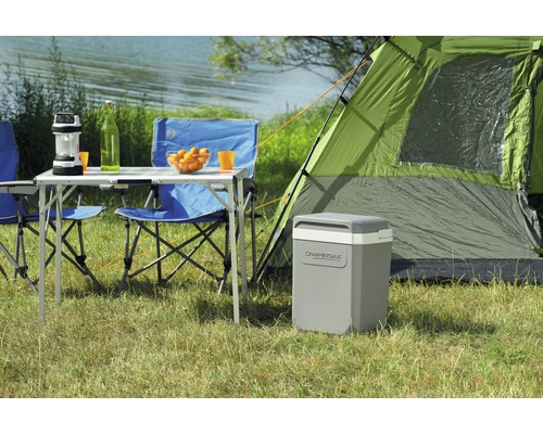 Campingplatzszene mit Kühlbox, Tisch, Stühlen und Zelt