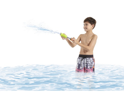 Garçon dans l''eau arrose avec un pulvérisateur de jardin