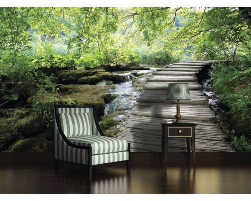 Papier peint photo avec chemin forestier et ruisseau dans un salon avec fauteuil et table