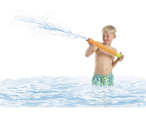 Garçon avec pistolet à eau dans l''eau