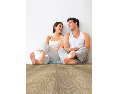 Sol stratifié clair dans un salon avec un couple