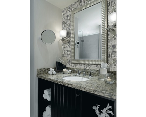 Salle de bains avec miroir, lavabo, meuble-lavabo et mosaïque