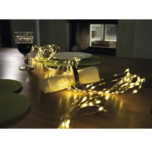 Décoration de table avec guirlande lumineuse, verre et vaisselle