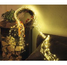 Guirlande lumineuse décorative drapée autour d'une couronne et d'un meuble