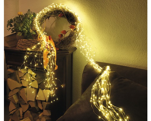 Guirlande lumineuse décorative drapée autour d'une couronne et d'un meuble