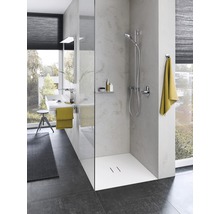 Modernes Badezimmer mit ebenerdiger Dusche, Waschtisch und Fenster