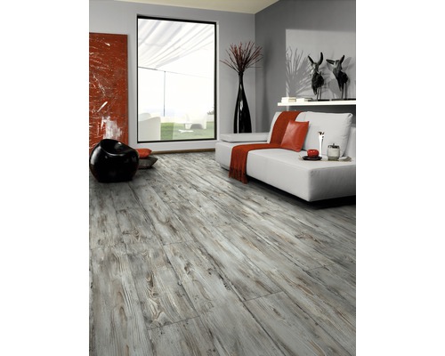 Salon avec parquet en aspect gris et canapé blanc