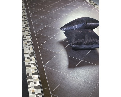 Sol de salle de bains avec carreaux carrés foncés et bordure de carreaux de mosaïque