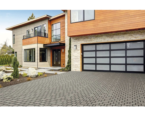 Maison moderne avec pavés et garage