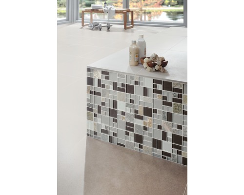 Vue détaillée d''une salle de bains avec des carreaux de mosaïque