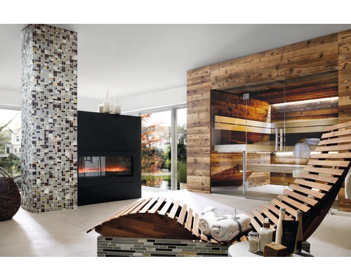 Pièce lumineuse avec sauna, cheminée, chaise longue et colonne en mosaïque