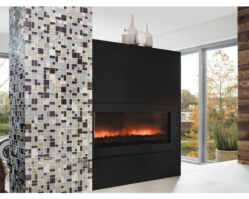 Salon moderne avec colonne en mosaïque et cheminée électrique