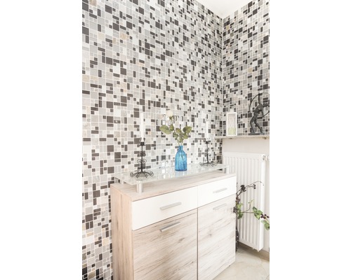 Scène avec mur en mosaïque, commode, vase et décorations