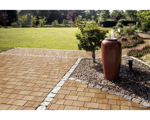 Garten mit Pflastersteinen, Zierbrunnen und Rasenfläche