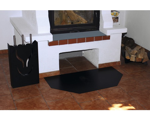 Cheminée avec serviteur et plaque de protection contre les étincelles sur sol carrelé