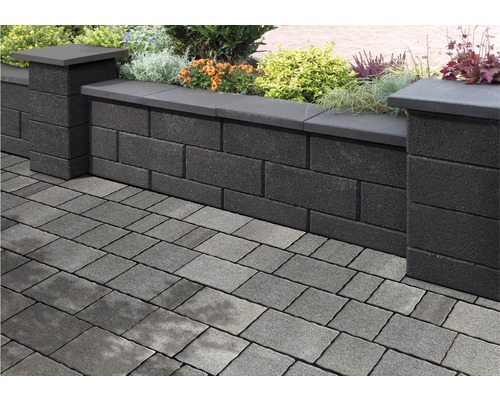 Gartenmauer aus Betonsteinen mit Pflastersteinen im Garten