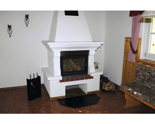 Salon avec cheminée, serviteur et banc en bois