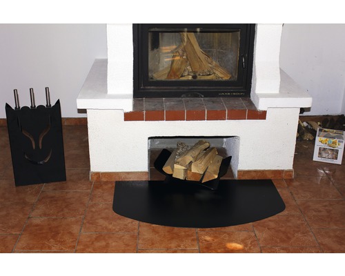 Cheminée avec serviteur, panier à bois et plaque de protection contre les étincelles
