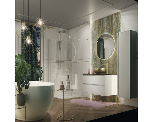 Salle de bain avec baignoire, douche, lavabo, miroir et armoire pour une ambiance élégante.