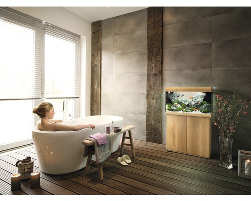 Salle de bains avec baignoire, aquarium et plancher en bois