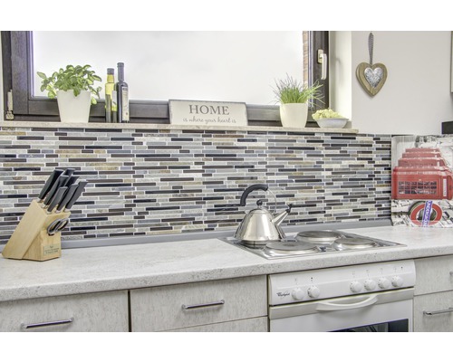 Scène de cuisine avec carreaux de mosaïque, cuisinière, évier et ustensiles de cuisine