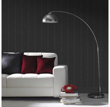 Wohnzimmer mit Bogenlampe, Sofa und dekorativen Elementen für ein stilvolles Ambiente