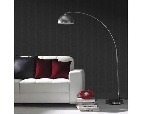 Wohnzimmer mit Bogenlampe, Sofa und dekorativen Elementen für ein stilvolles Ambiente