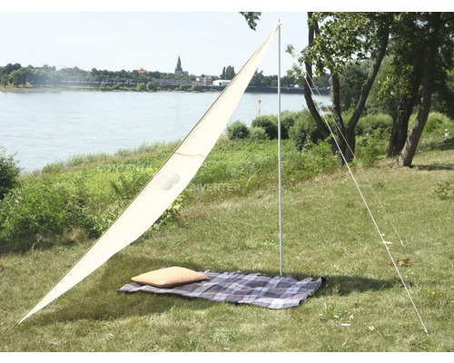 Voile d''ombrage triangulaire avec tendeurs sur une couverture de pique-nique à l''extérieur