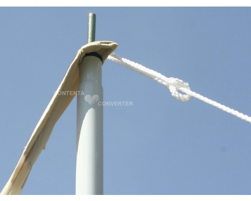 Vue détaillée d''une armature de tente avec hauban