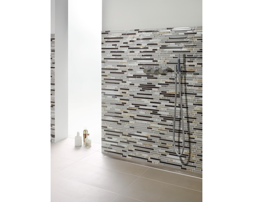 Badezimmer mit Mosaikfliesenwand und Duscharmatur