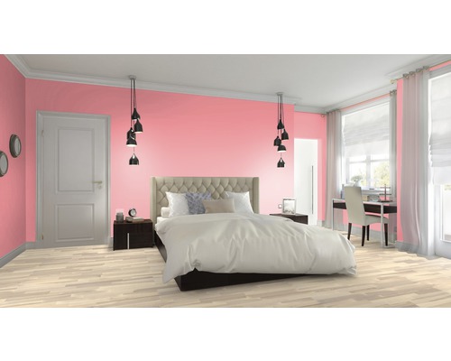 Chambre claire avec lit double, tables de chevet et bureau devant une fenêtre