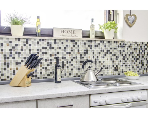 Scène de cuisine avec mosaïque, bloc de couteaux, plaque de cuisson et éléments décoratifs