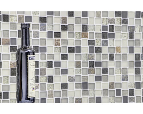 Mur de carreaux de mosaïque avec une bouteille de vinaigre balsamique