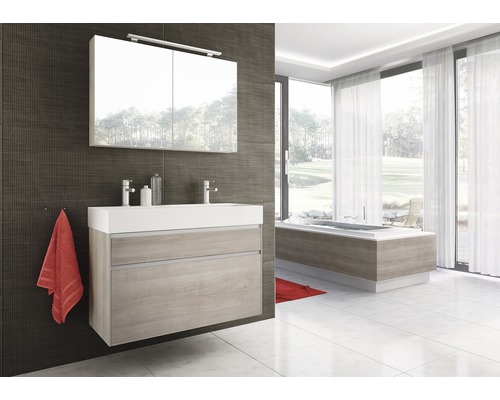 Salle de bain moderne avec lavabo, armoire de toilette et baignoire dans un design clair et spacieux