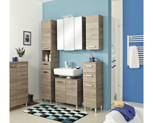 Salle de bains avec lavabo, armoire de toilette et différentes armoires en bois