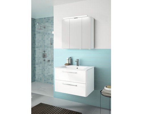 Salle de bains avec meuble sous-lavabo blanc et armoire de toilette