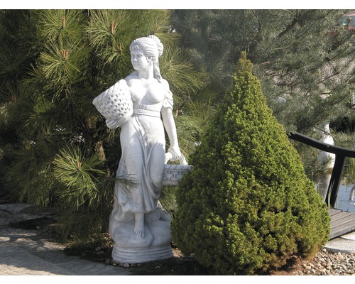 Frauenfigur mit Körben als Gartendekoration