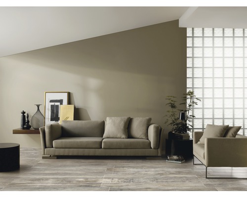 Salon avec canapé, fauteuil, étagère et décoration sur parquet