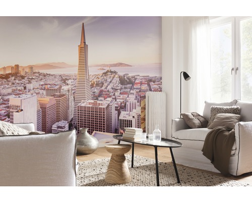 Salon avec papier peint photo représentant une vue de la ville, meubles et décoration inclus