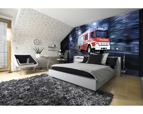 Chambre lumineuse avec papier peint photo d''un camion de pompiers, lit, bureau et tapis