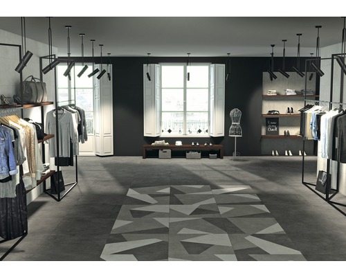Bekleidungsgeschäft mit Kleidung, Regalen und geometrischen Fliesen