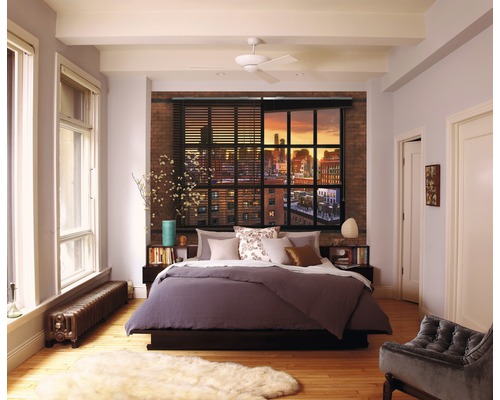 Chambre à coucher avec lit, fenêtre et mur de briques