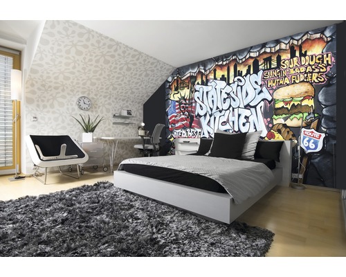Chambre moderne avec fresque de graffiti, lit, tapis et bureau