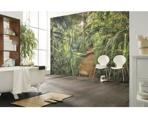 Badezimmer mit Badewanne, Wandbild mit Dschungelmotiv und dunklem Holzboden