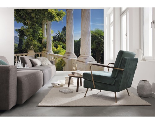 Salon avec canapé, fauteuil et papier peint photo avec motif de jardin